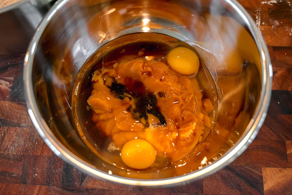 bowl with pumpkin puree, oil and eggs