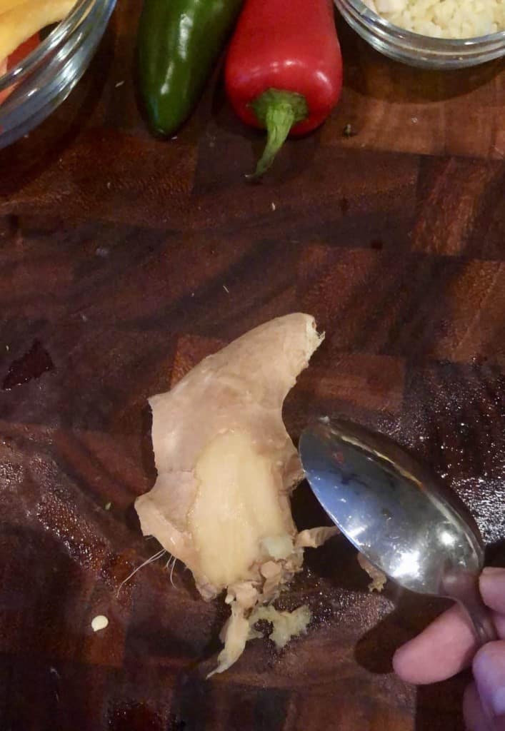 ginger peeling with a spoon