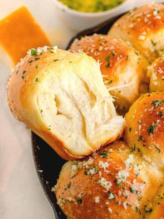 Garlic Butter Dinner Rolls