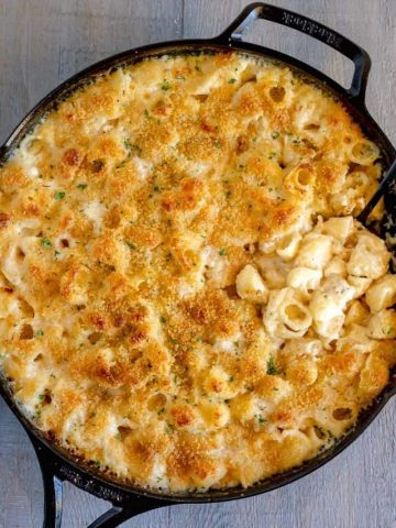 macaroni and cheese in a cast iron skillet